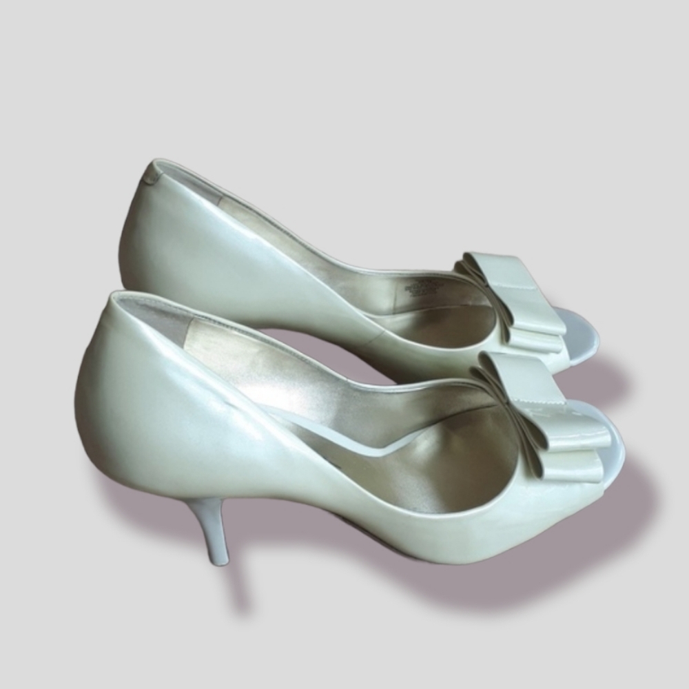 Jessica Simpson bow heels